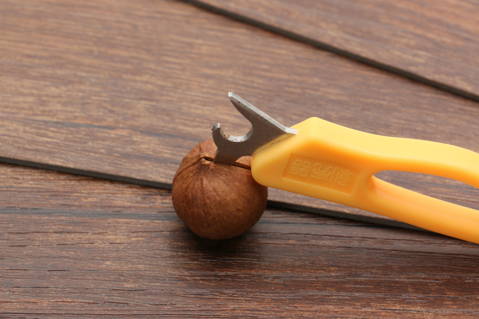 2Pcs-Quick-Nutcracker-Walnut-Pliers-Sheller-Home-WalNutcracker-Nut-Opener-1165950-3